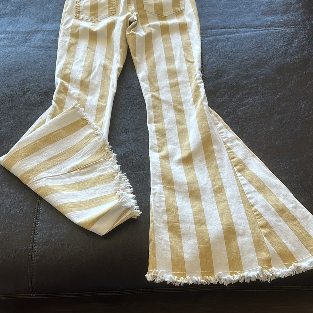 Judith March stripe bell bottom pants. Yellow and white color. New, wore it once - Picture 7 of 11